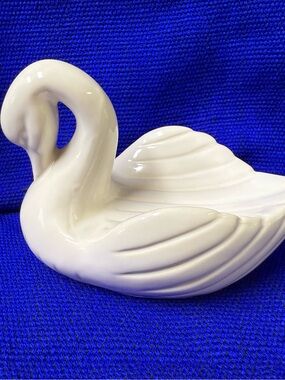 Vintage White Swan Soap Dish: Elegant Ceramic Bathroom Kitchen Decor 🦢